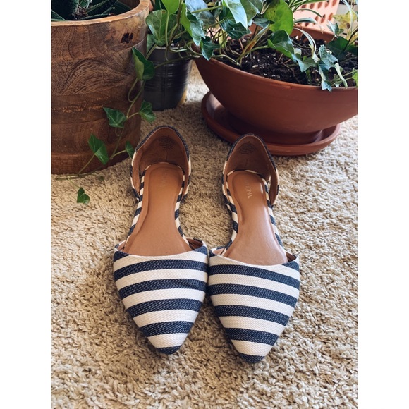 Pointed Toe Striped Blue and White Flats - Picture 3 of 7